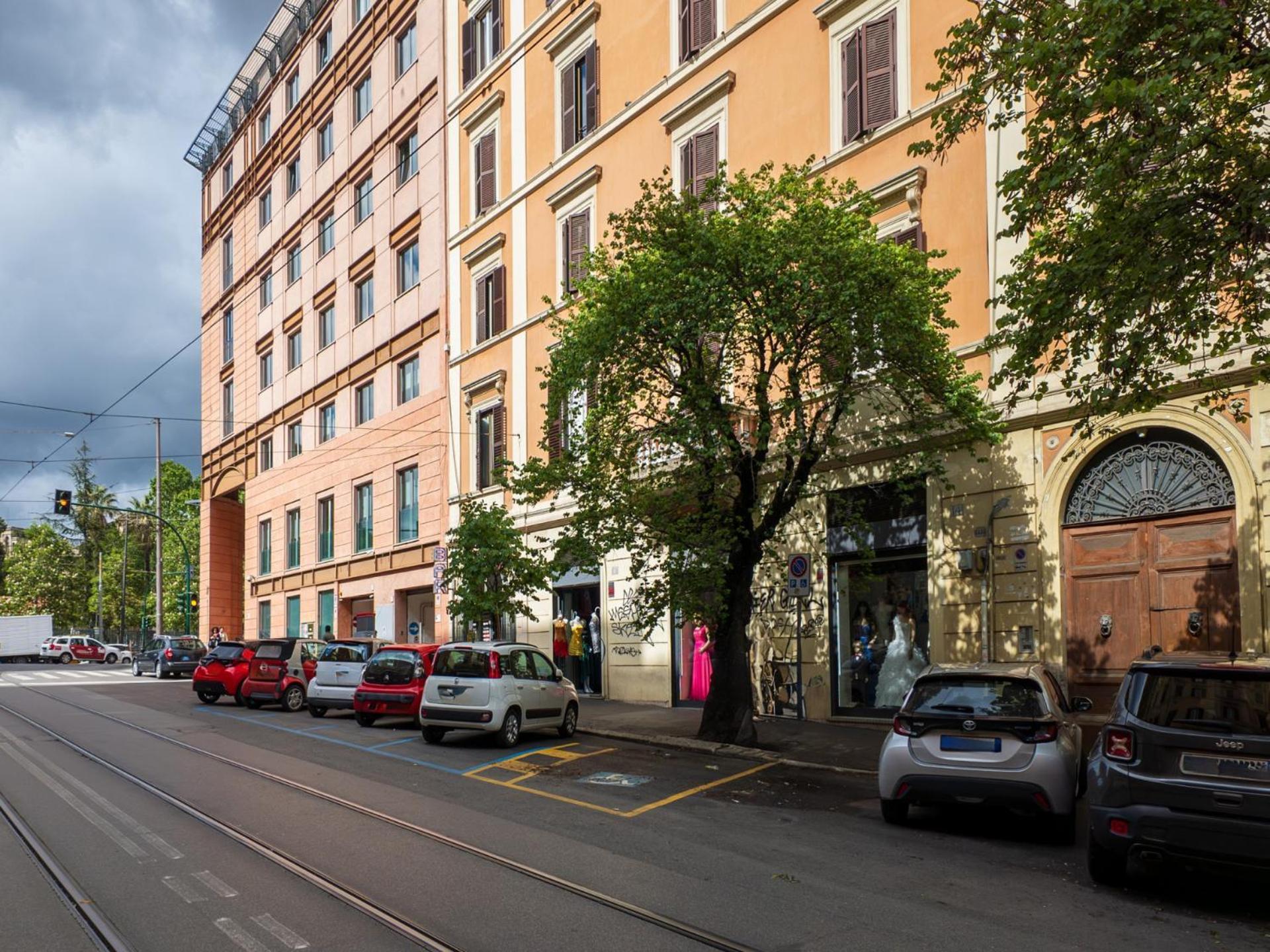 The Best Rent - Spacious One-Bedroom Apartment Near Colosseum Róma Kültér fotó